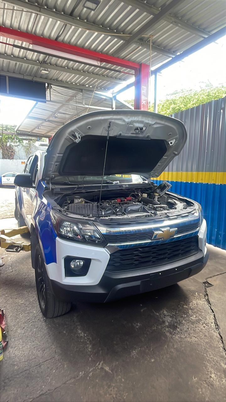 Camioneta en mantenimiento sobre rampa