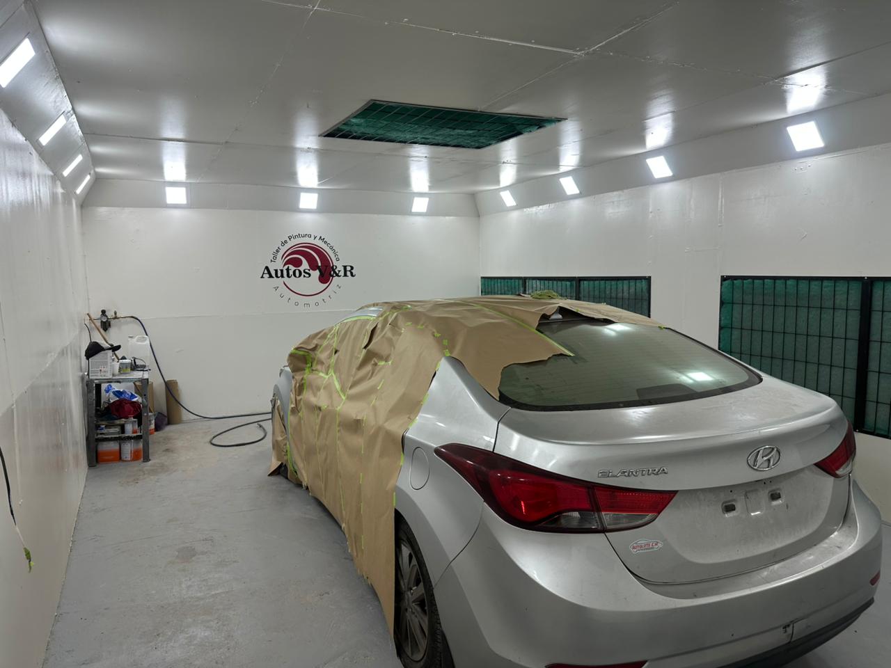 Vehículo en la cabina de pintura de Auto Centro V&R